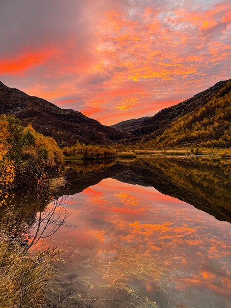 Foto nascer do sol em aurlandsdalen, noruega