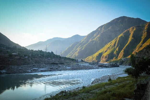 Nascer do sol em Besham com uma vista das montanhas e do rio Indus. Paquistão.