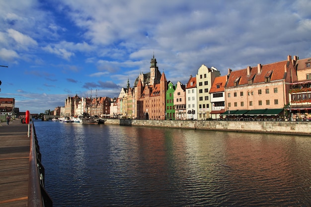 Nascer do sol em gdansk no norte da polônia