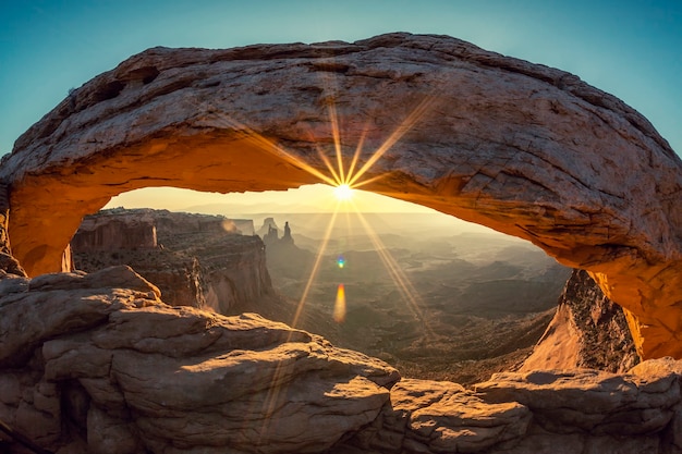 Nascer do sol em mesa arch no parque nacional canyonlands, utah, processamento fotográfico especial