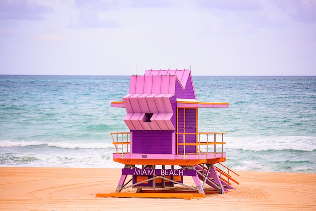 Nascer do sol em Miami Beach, Flórida, e torre de salva-vidas