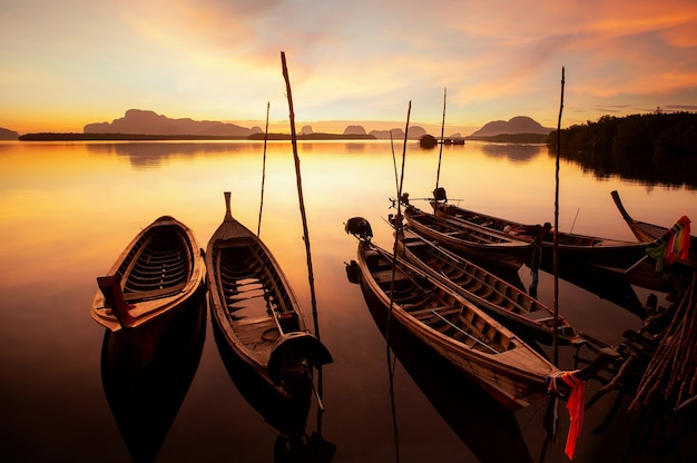 Foto nascer do sol em sam chong tai, phuket, tailândia