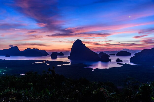 Nascer do sol em Samed Nangshe, na província de Phang Nga, na Tailândia