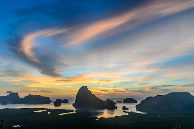 Nascer do sol em Samed Nangshe, na província de Phang Nga, na Tailândia