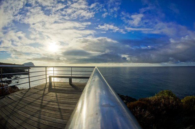 Nascer do sol em um cais sobre o Oceano Atlântico em Tenerife Ilhas Canárias Espanha