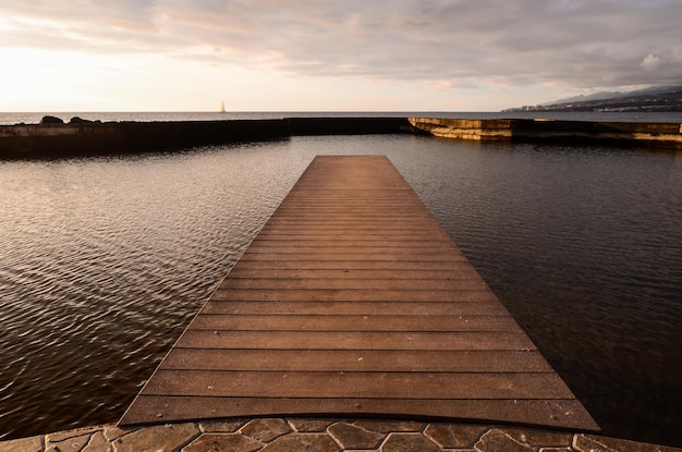 Nascer do sol em um cais sobre o Oceano Atlântico em Tenerife Ilhas Canárias Espanha