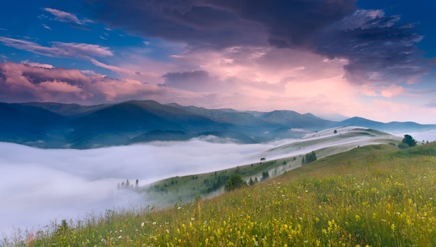 Nascer do sol fantástico nas montanhas dos Cárpatos, Ucrânia