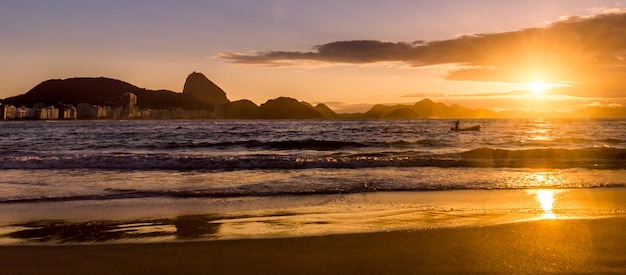 Nascer do sol idílico na praia de Copacabana no Rio de Janeiro Brasil