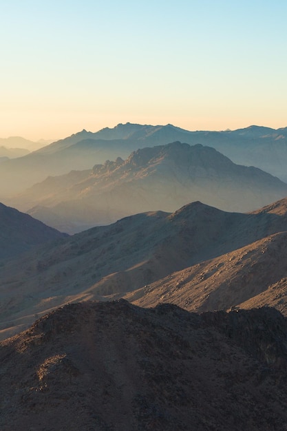 Nascer do sol incrível na montanha do sinai belo amanhecer no egito bela vista da montanha