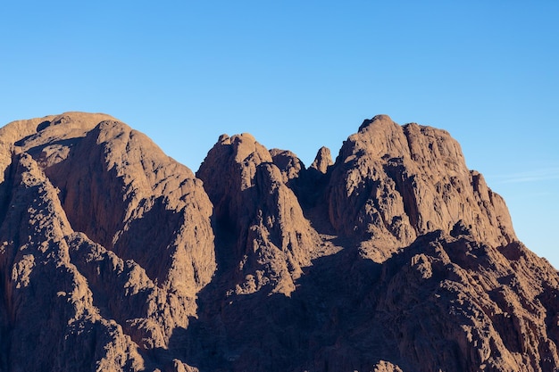 Nascer do sol incrível na montanha do Sinai Belo amanhecer no Egito Bela vista da montanha