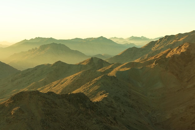 Nascer do sol incrível na montanha do Sinai Belo amanhecer no Egito Bela vista da montanha