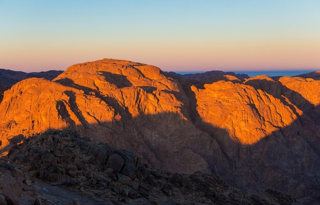 Nascer do sol incrível na montanha do Sinai Belo amanhecer no Egito Bela vista da montanha