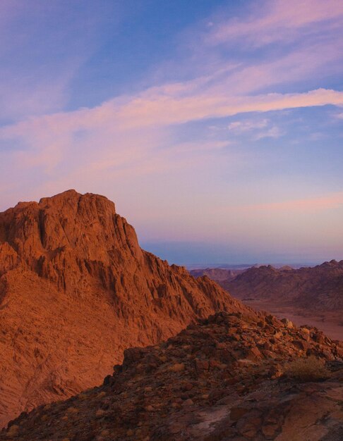 Nascer do sol incrível na montanha do Sinai Belo amanhecer no Egito Bela vista da montanha