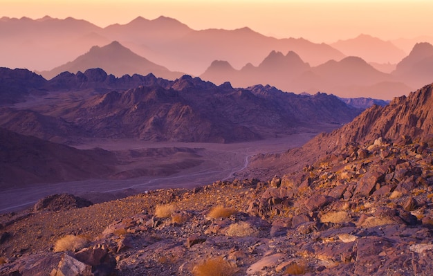 Nascer do sol incrível na montanha do Sinai Belo amanhecer no Egito Bela vista da montanha