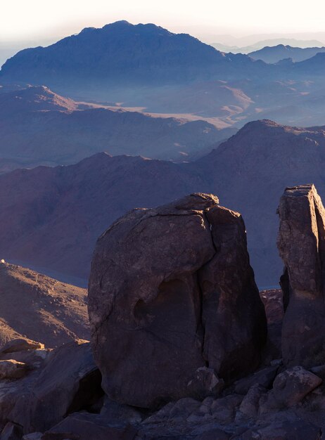 Nascer do sol incrível na montanha do Sinai Belo amanhecer no Egito Bela vista da montanha