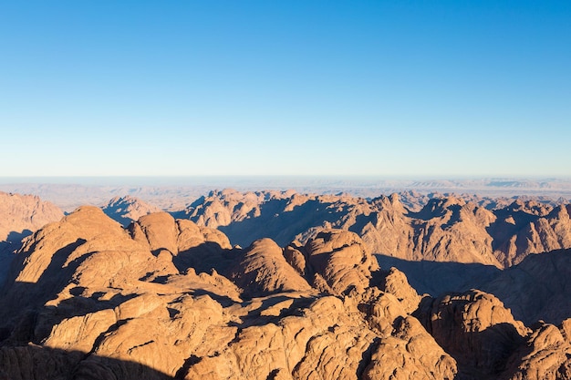 Nascer do sol incrível na montanha do Sinai Belo amanhecer no Egito Bela vista da montanha