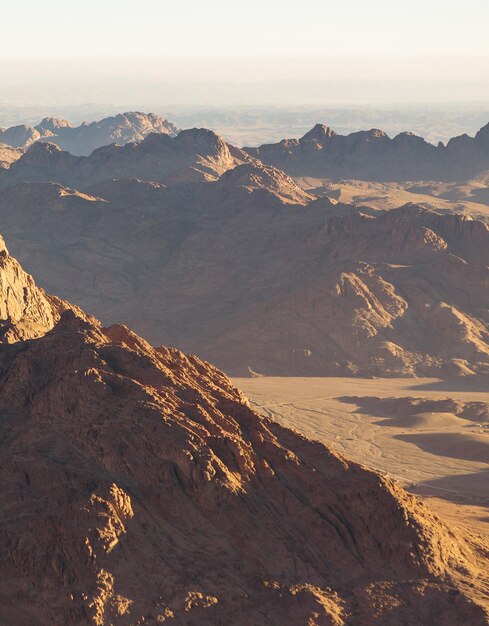 Nascer do sol incrível na montanha do Sinai Belo amanhecer no Egito Bela vista da montanha