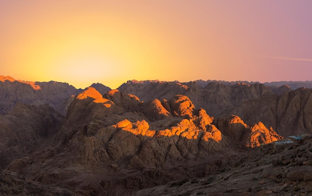 Nascer do sol incrível na montanha do Sinai Belo amanhecer no Egito Bela vista da montanha