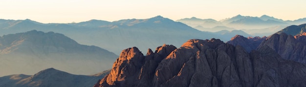 Nascer do sol incrível na montanha do Sinai Belo amanhecer no Egito Bela vista da montanha