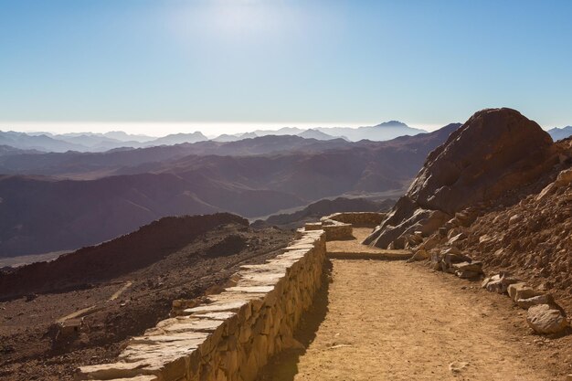 Nascer do sol incrível na montanha do Sinai Belo amanhecer no Egito Bela vista da montanha