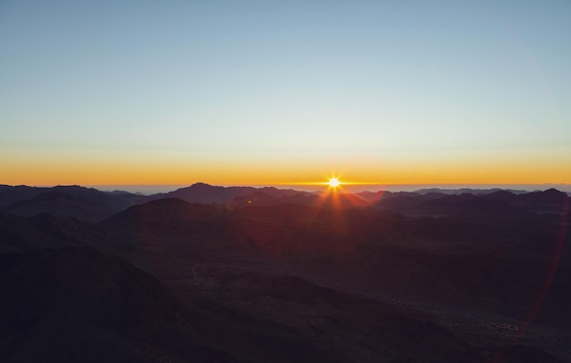 Nascer do sol incrível na montanha do Sinai Belo amanhecer no Egito Bela vista da montanha