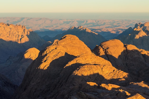 Nascer do sol incrível na montanha do Sinai Belo amanhecer no Egito Bela vista da montanha