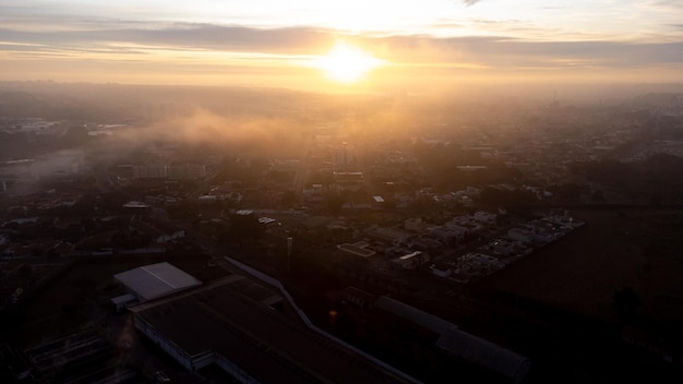 Nascer do sol lindo nascer do sol em uma manhã fria de neblina em uma pequena cidade no brasil foto de drone