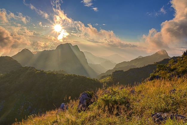 Nascer do sol lindo verão nas montanhas, Chiang dao - Chiang Mai, Tailândia