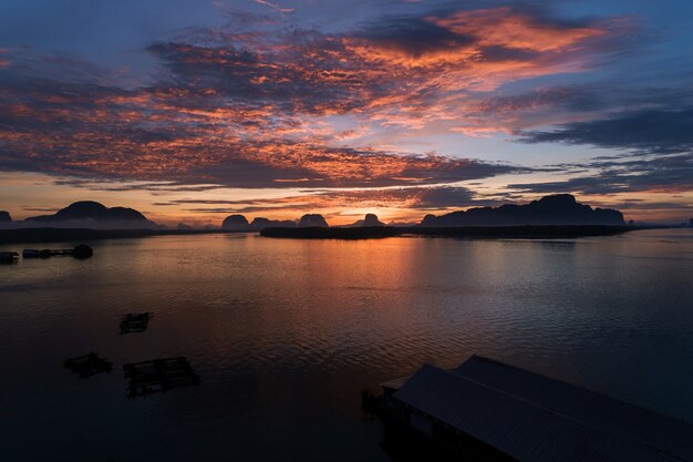 Nascer do sol luz bonita de manhã em Ban Sam Chong Tai aldeia phang-nga