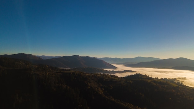 Nascer do sol majestoso na paisagem de montanhas