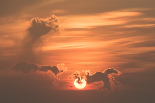 Foto nascer do sol maravilhoso com avião, nuvens para o fundo.