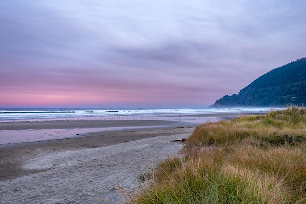 Nascer do sol muito cedo com cores intensas na praia de Manzanita Oregon EUA