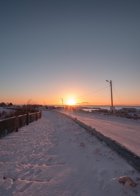 Nascer do sol na aldeia de Reine em nevado nas Ilhas Lofoten