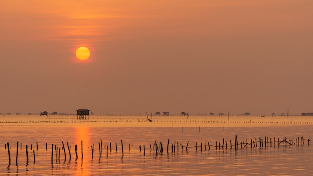 Nascer do sol na Baía Phetchaburi, paisagem