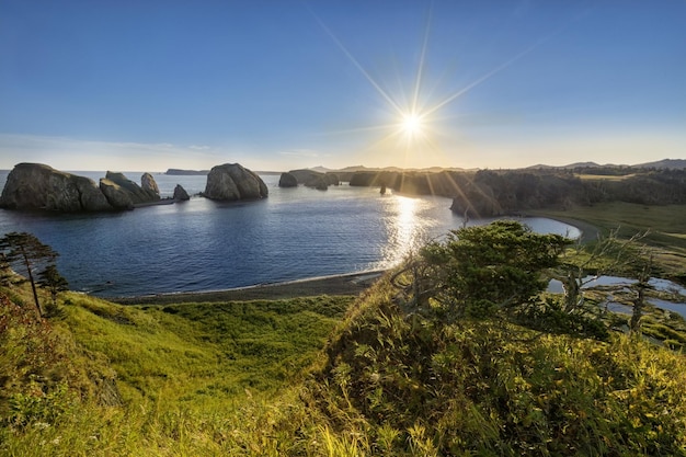 Nascer do sol na baía sem nome na ilha de Shikotan Kuril Islands