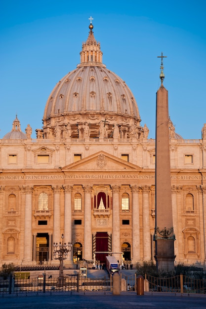 Nascer do sol na fachada da Basílica de São Pedro em Roma