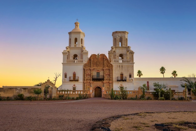 Nascer do sol na Igreja da Missão San Xavier em Tucson