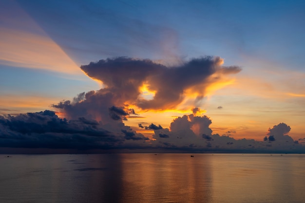 Nascer do sol na ilha de phu quoc, vietnã. conceito de viagens e natureza. céu da manhã, nuvens, sol e água do mar