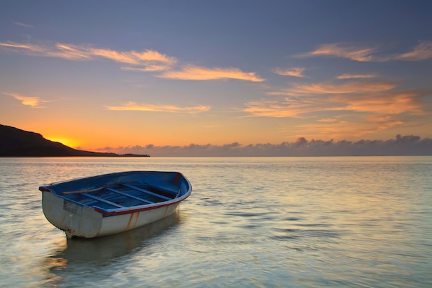 Nascer do sol na ilha tropical com barco