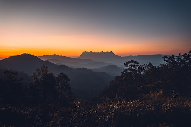 Nascer do sol na montanha Cenário da montanha e luz da manhã