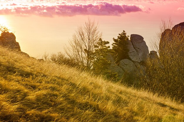 Nascer do sol na montanha da Crimeia com vale e rochas, plano de fundo natural de viagens