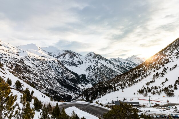 Nascer do sol na paisagem de montanha alta nevado