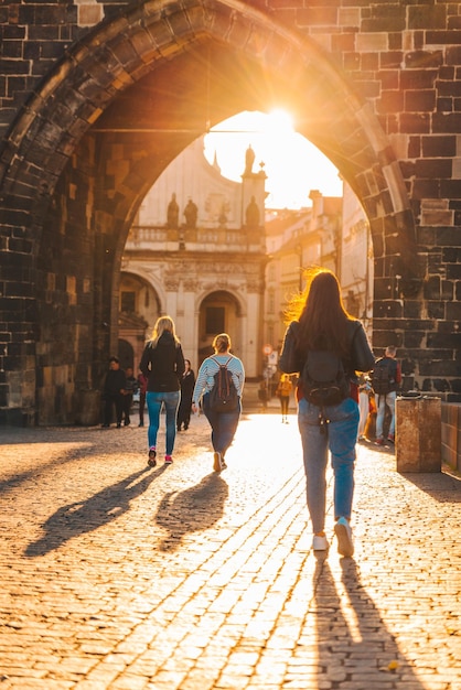 Nascer do sol na ponte charles em praga