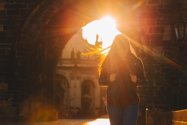 Nascer do sol na ponte charles em praga