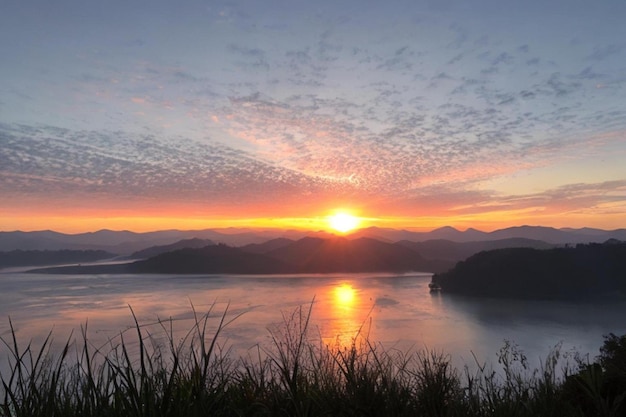 Nascer do sol na praia da ilha