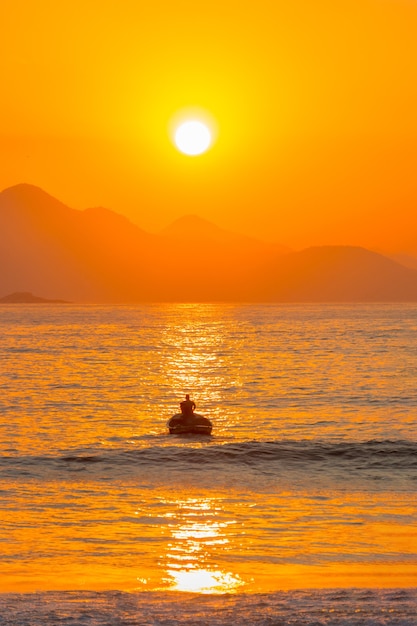 Nascer do sol na praia de Copacabana no Rio de Janeiro, Brasil.