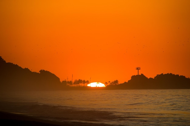 Nascer do sol na praia de ipanema no Rio de Janeiro Brasil