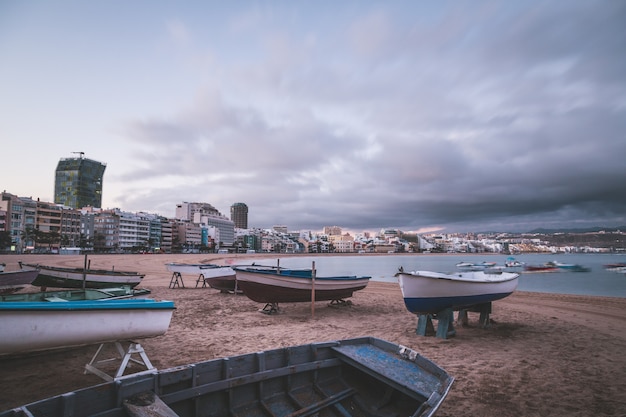Nascer do sol na praia de Las Canteras em Las Palmas de Gran Canaria, Ilhas Canárias, Espanha, uma das mais belas cidades-praias da Espanha. Exposição longa.