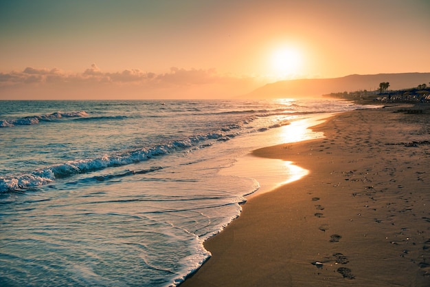 Nascer do sol na praia. Ilha de Creta, Grécia