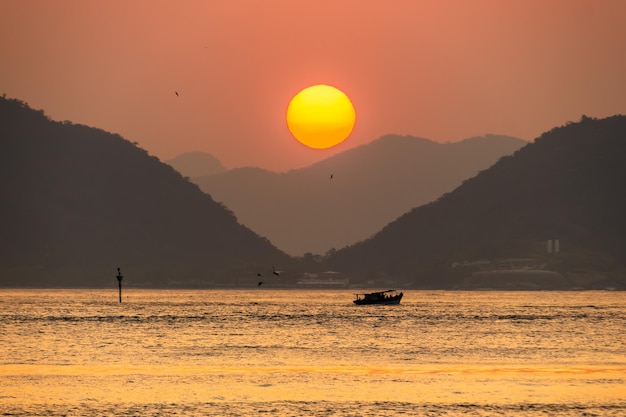 Nascer do sol na praia vermelha da Urca no Rio de Janeiro